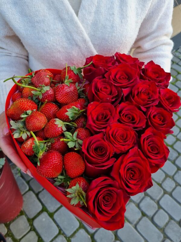 Kalpli Kutuda Taze 15 Gül ve Çilek