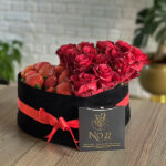 Kalpli Siyah Kutuda Taze 15 Gül ve Çilek
