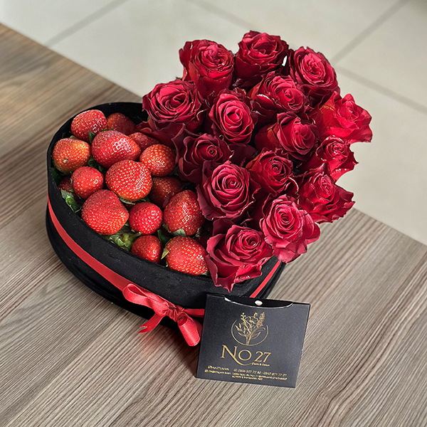 Kalpli Siyah Kutuda Taze 15 Gül ve Çilek