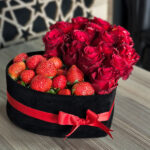 Kalpli Siyah Kutuda Taze 15 Gül ve Çilek