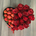 Kalpli Siyah Kutuda Taze 15 Gül ve Çilek