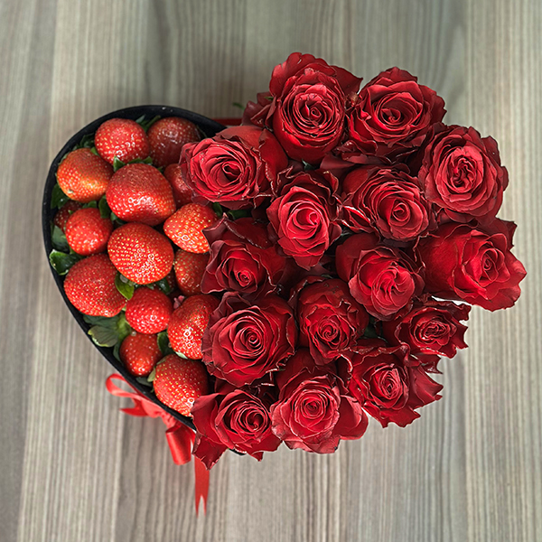 Kalpli Siyah Kutuda Taze 15 Gül ve Çilek